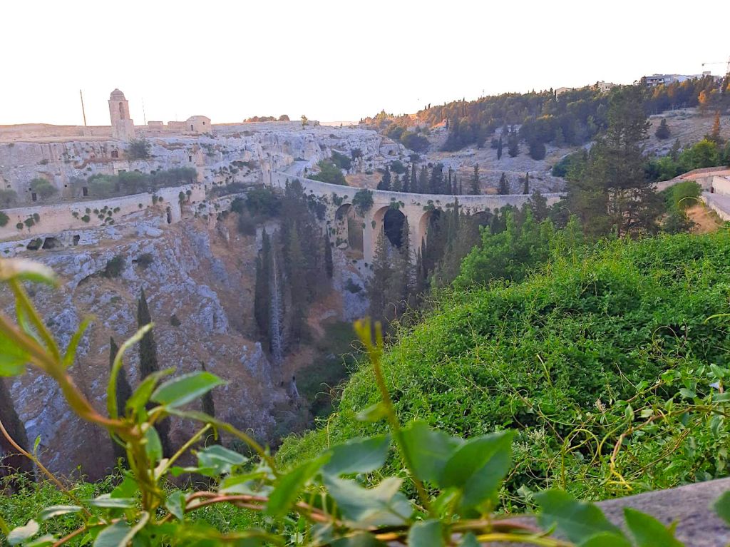 Vista della gola di Matera con antiche abitazioni rupestri.