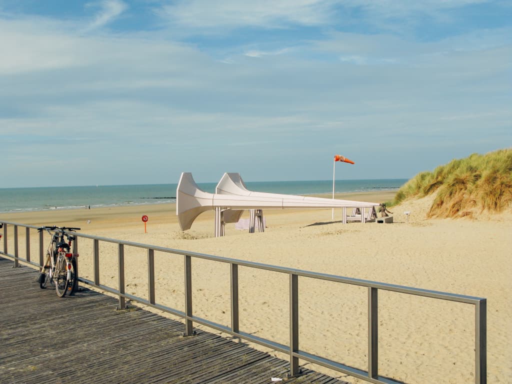 Passerella di legno, bici, spiaggia, mare del Nord, vacanza all'aria aperta, tempo libero, Belgio