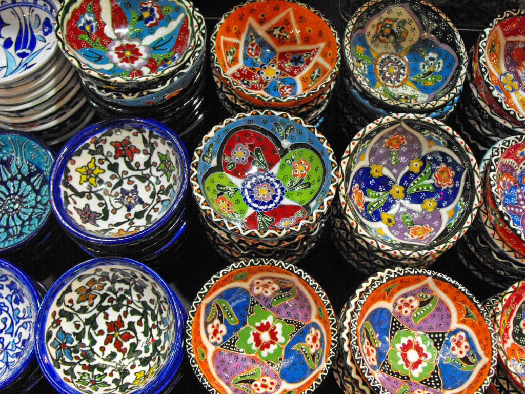 Piatti colorati fatti con la ceramica di Avanos