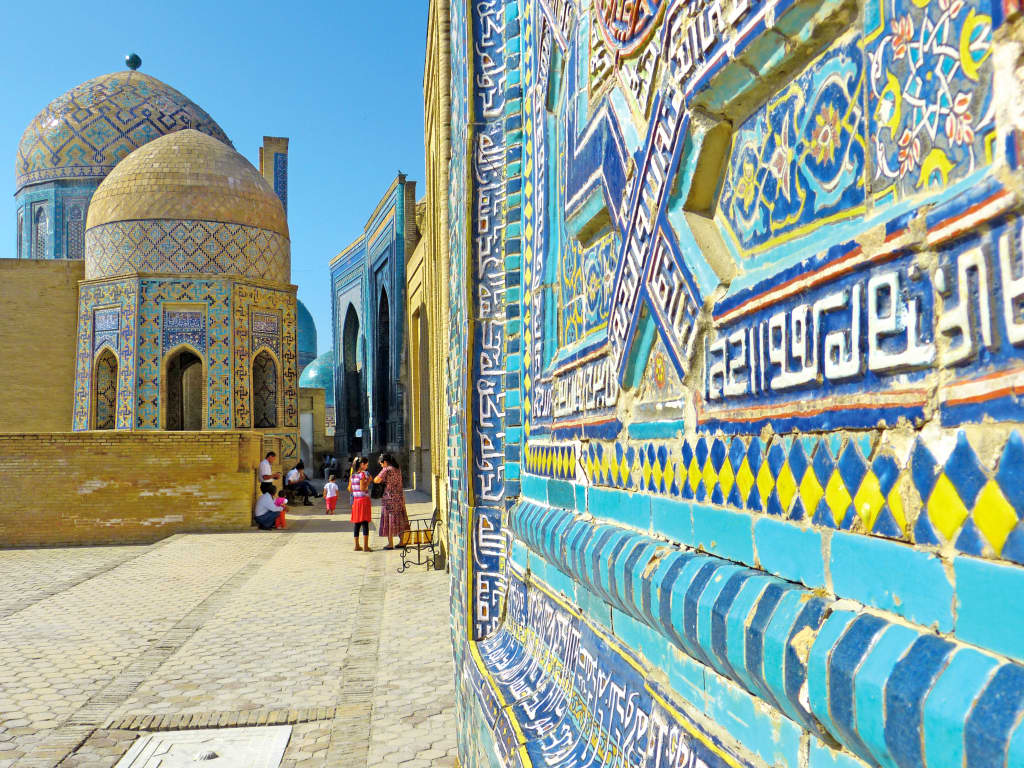 Corridoio di mausolei decorati a Shah-i-Zinda, Samarcanda, dettagli di maiolica blu e gialla.