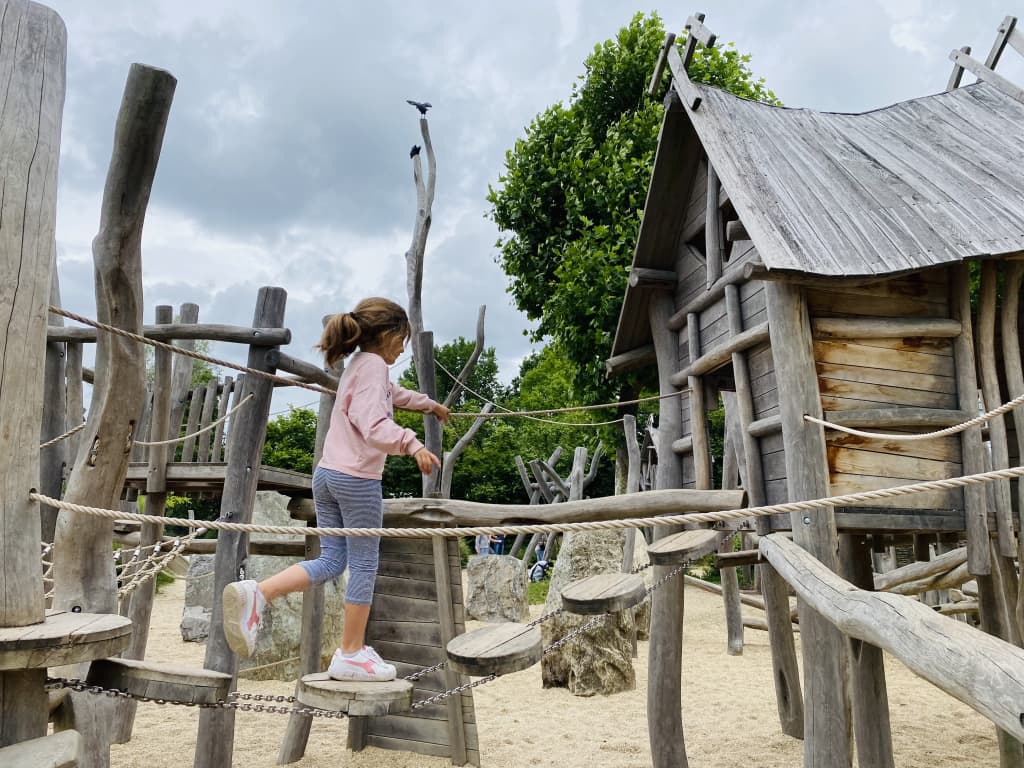 Bimba che gioca in un parco giochi per famiglie sulle rive del lago di Costanza