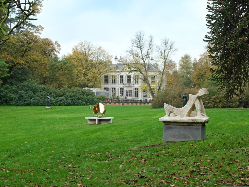 Parco con sculture e giardini intorno al Museo Middelheim di Anversa.