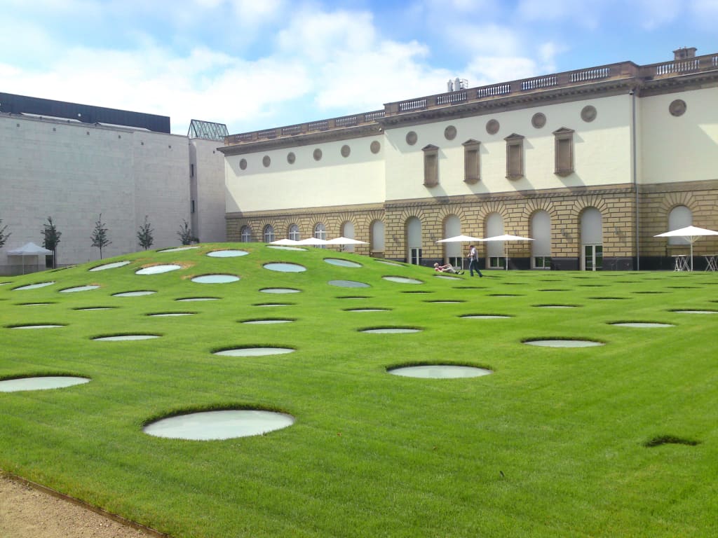 Giardino sul tetto dello Städel Museum, Francoforte: prato ondulato con lucernari circolari della nuova ala sotterranea.