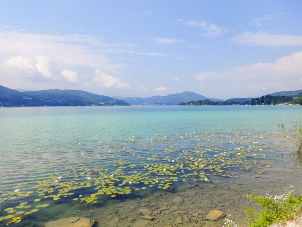 Vista su un lago colore turchese tra le montagne, Carinzia