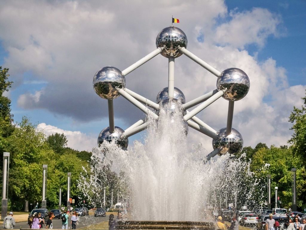 Fontana davanti all'Atomium di Bruxelles, simbolo iconico dell’Expo 1958.