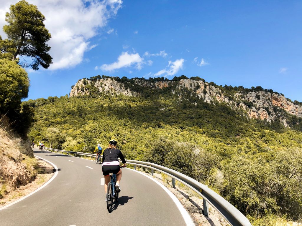 Ciclista su una strada panoramica tra le montagne di Maiorca