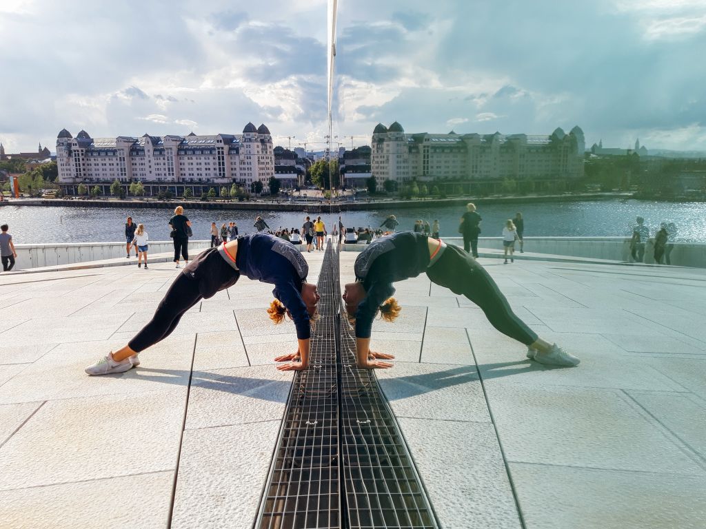 Persona riflessa sulla vetrata dell'Opera House di Oslo