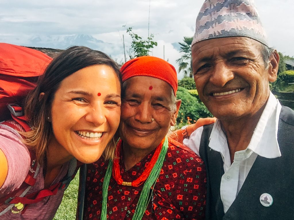 Accompagnatrice per il viaggio in Nepal in una foto con due locali
