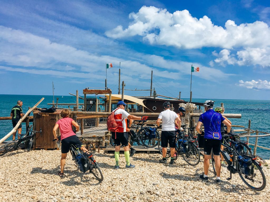 Gruppo di ciclisti in viaggio con "Girolibero" in riva al mare, Abruzzo