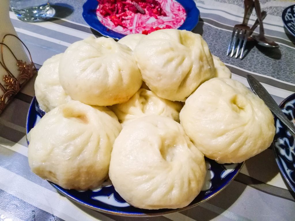 Piatto di manty, ravioli al vapore tradizionali della cucina kirghisa, serviti in un ristorante locale.