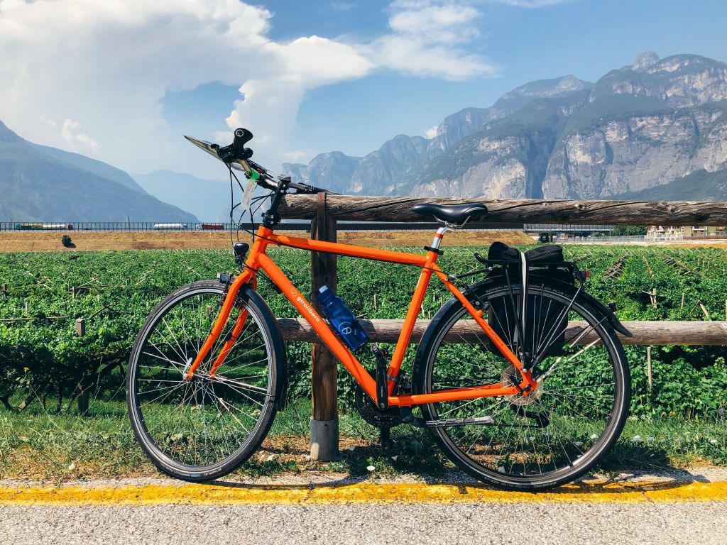 bici Girolibero appoggiata ad una staccionata lungo la Ciclabile dell'Adige