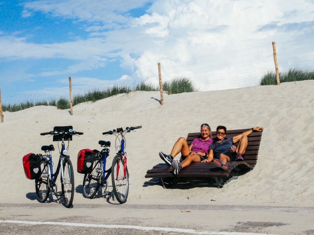 Coppia di ciclisti in viaggio con Girolibero, pedalando lungo la costa del Mar Baltico in Polonia