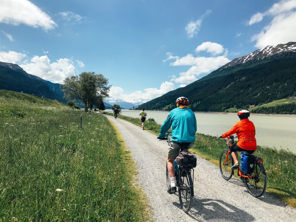 ciclisti pedalano su ciclabile in Trentino Alto Adige