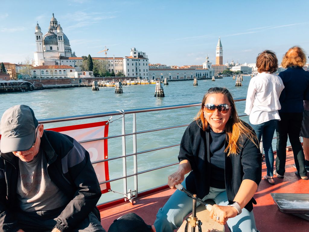 turisti a bordo di Ave Maria con la città di Venezia sullo sfondo
