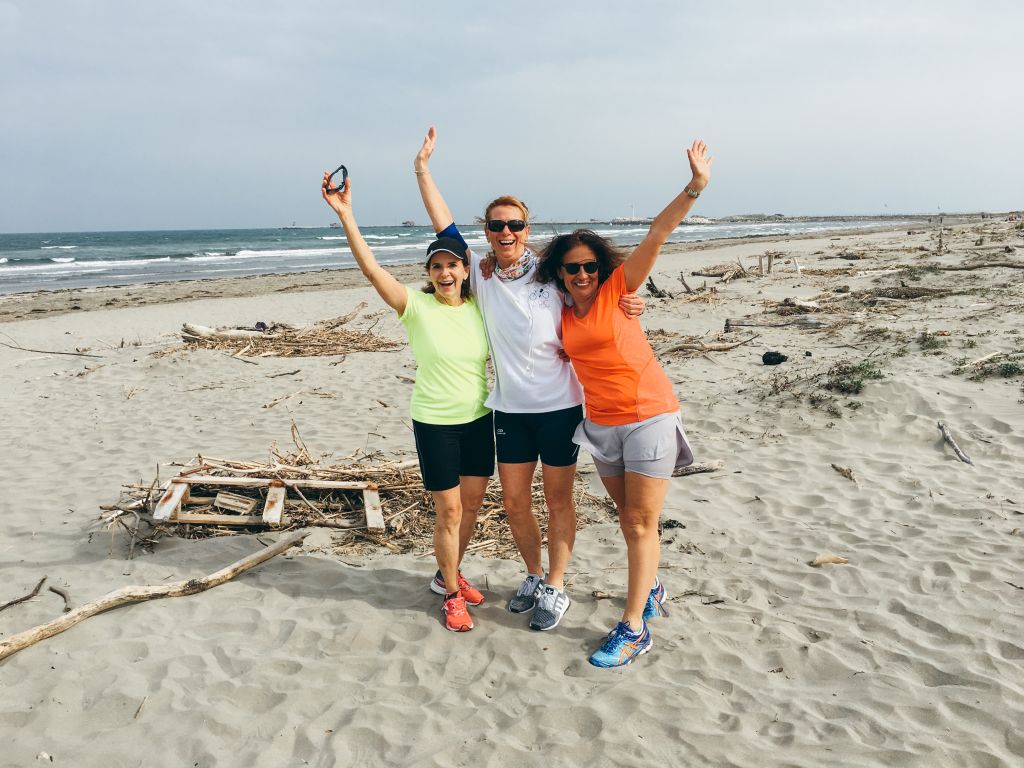 tre donne felici in posa su una spiaggia del Lido, Venezia