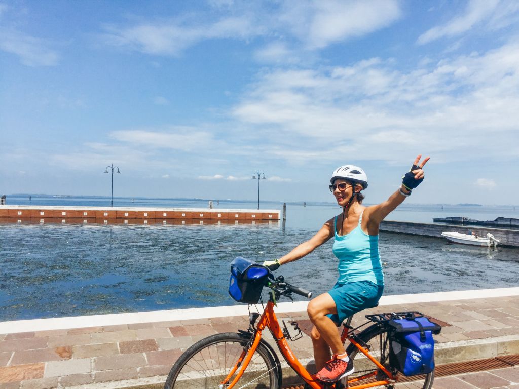 Ciclo turista pedala con bici "Girolibero" lungo la laguna veneta