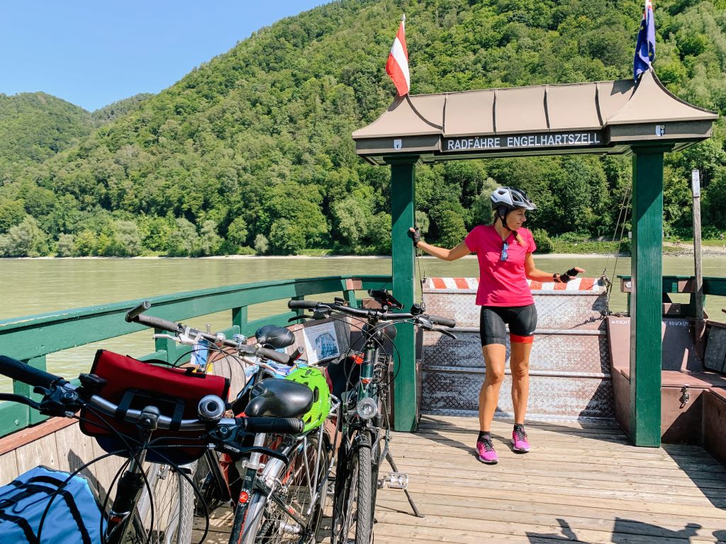 Radreisende warten auf die Fähre an der Donau, Österreich