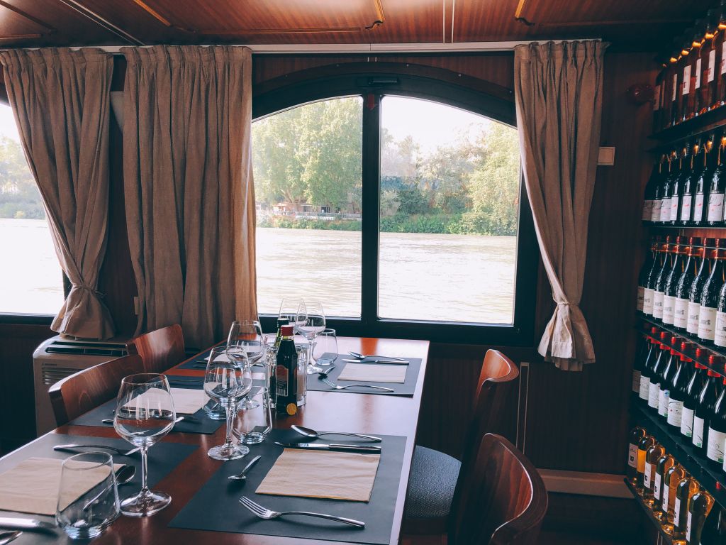 Gedeckte Tische mit Wein an Bord eines Kreuzfahrtschiffs, Panorama-Dinner.