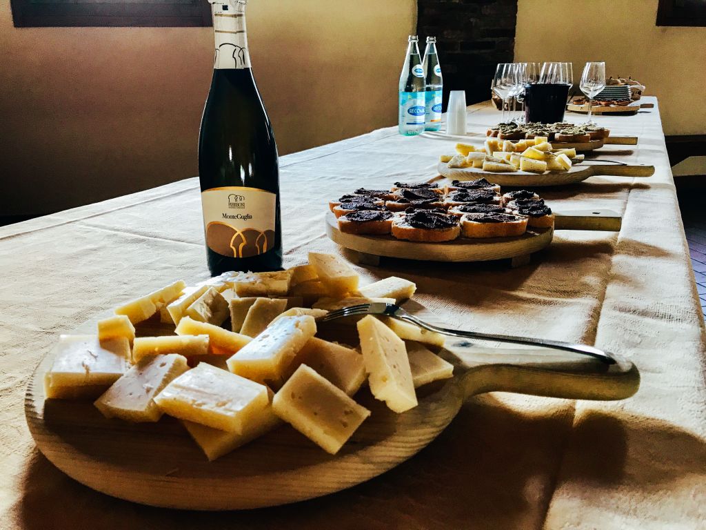 Vino e stuzzichini su una tavola di una locanda, vacanze in Italia, gastronomia
