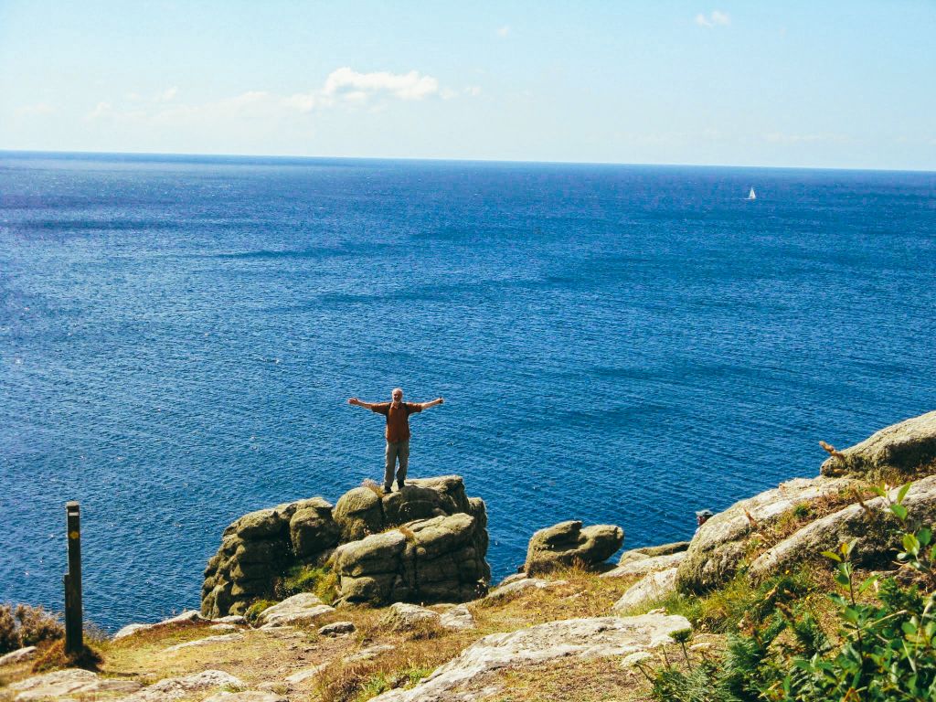 Persona che ammira il mare da una scogliera panoramica, trekking in Cornovaglia "Girolibero"