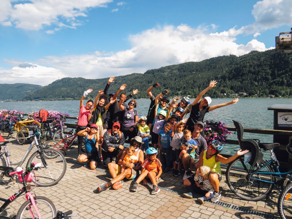 Famiglie con bambini con caschetto, fiume Drava, valle del sole, turismo ecosostenibile, Austria