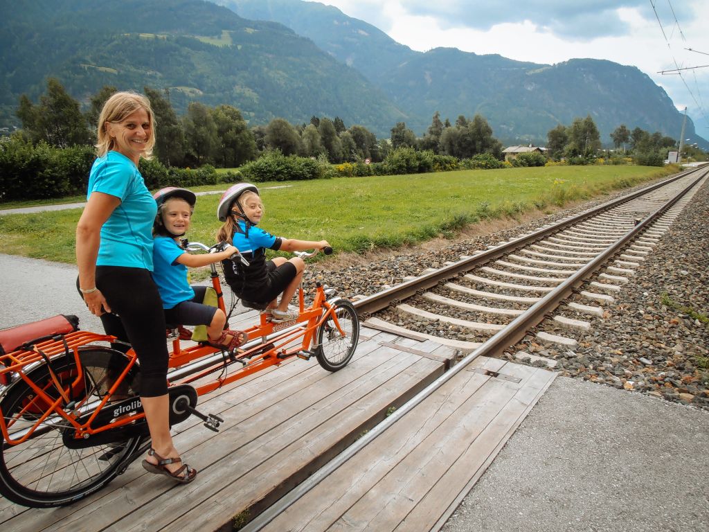 Mamma con bambine su family tandem Girolibero, rotaie del treno, turismo ecosostenibile, Austria