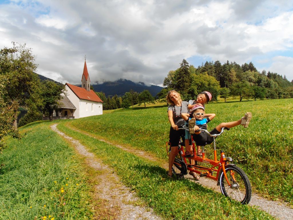 Mamma con bambine su family tandem Girolibero, divertimento, ciclabile della Drava, Austria