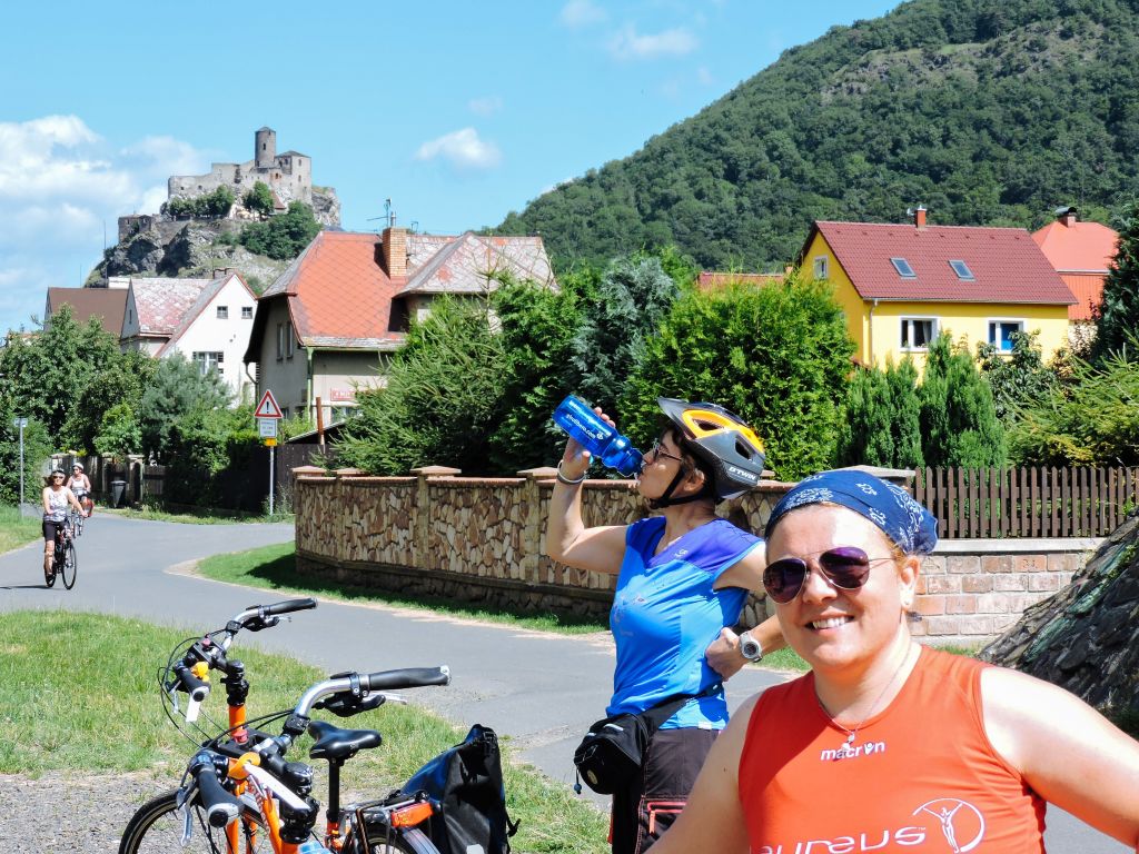 Ciclisti in viaggio con "Girolibero" in sosta sorridenti nei pressi di un piccolo villaggio, ciclabile dell'Elba e della Moldava