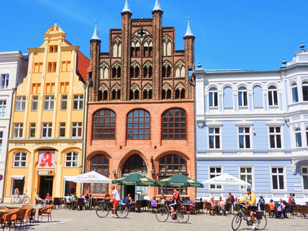 Facciate colorate di edifici storici in una città portuale lungo la Ciclabile del Mar Baltico.
