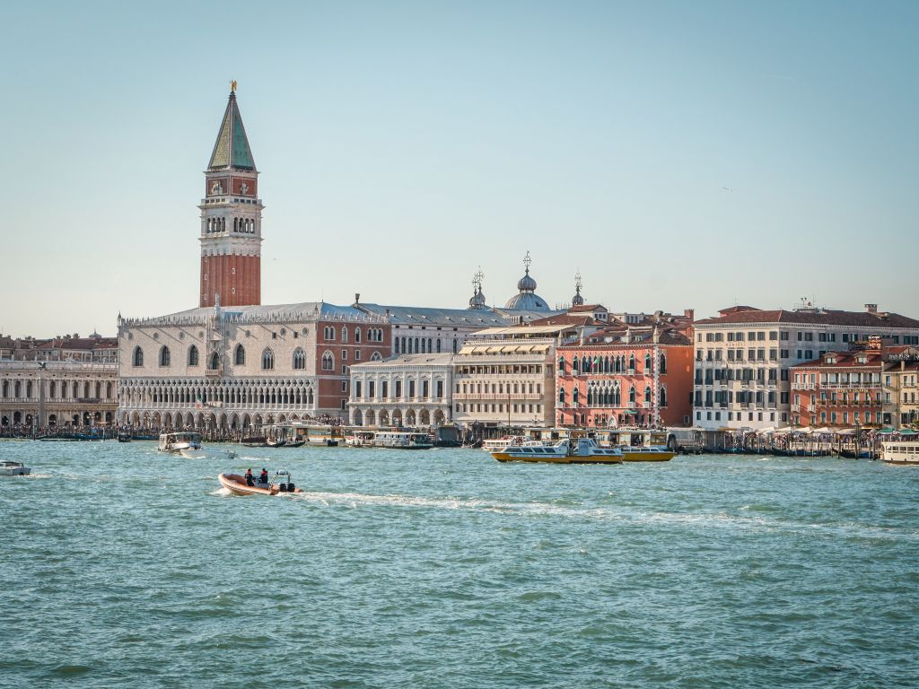 vista sugli edifici di Piazza San Marco visti dal fiume