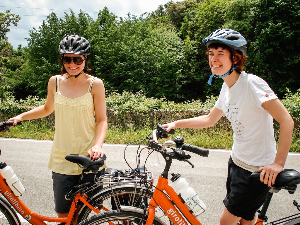 Radfahrerpaar genießt eine Pause entlang des toskanischen Radwegs.