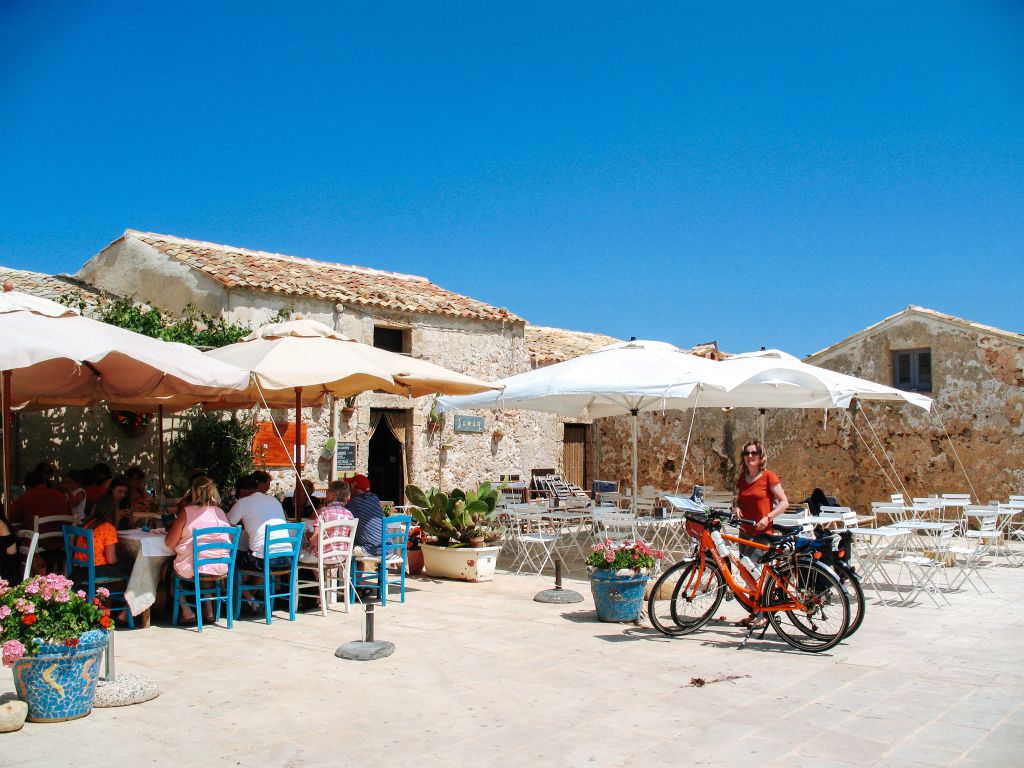 Ciclisti durante una sosta presso una taverna in Sicilia, viaggi in bicicletta organizzati