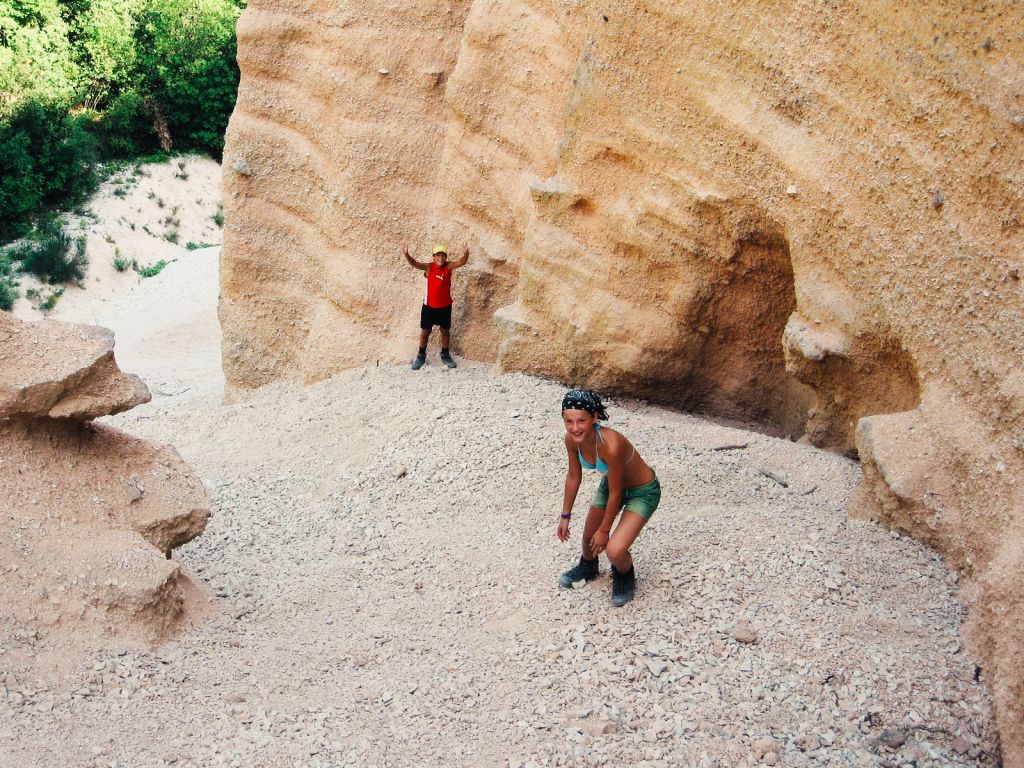 Coppia di camminatori, paesaggio roccioso, escursionismo in famiglia, Monti Sibilini, Marche