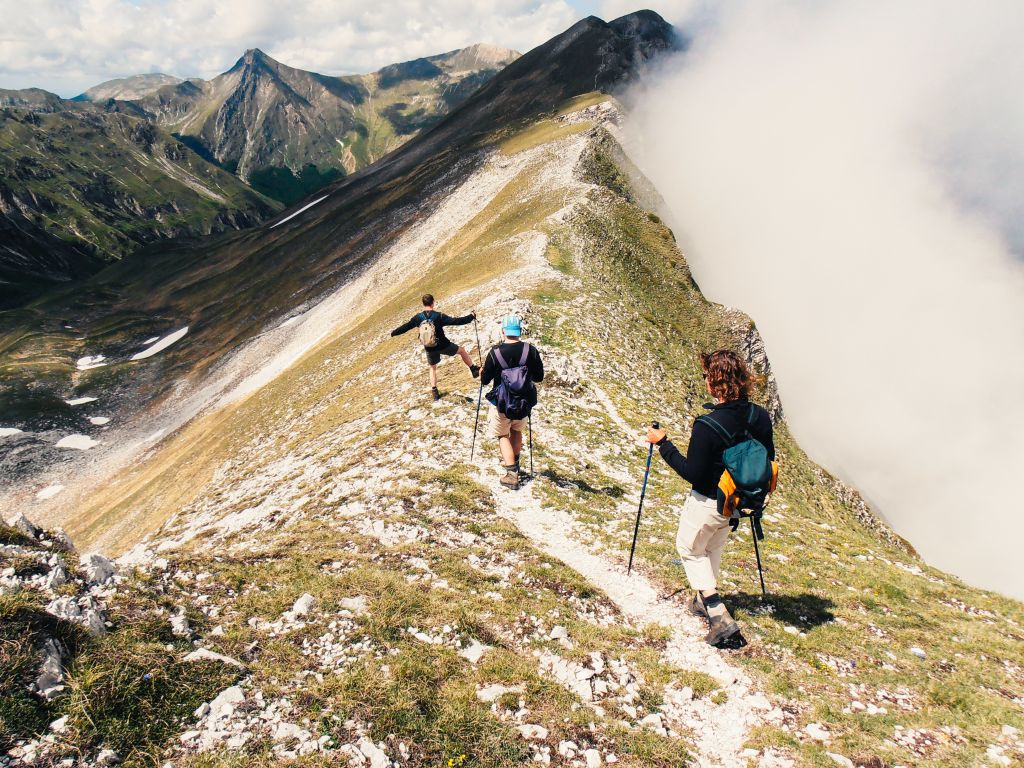 Camminatori con bastoncini da trekking, Monti Sibilini, nuvole, vacanza all'aria aperta, viaggio per famiglie, Marche