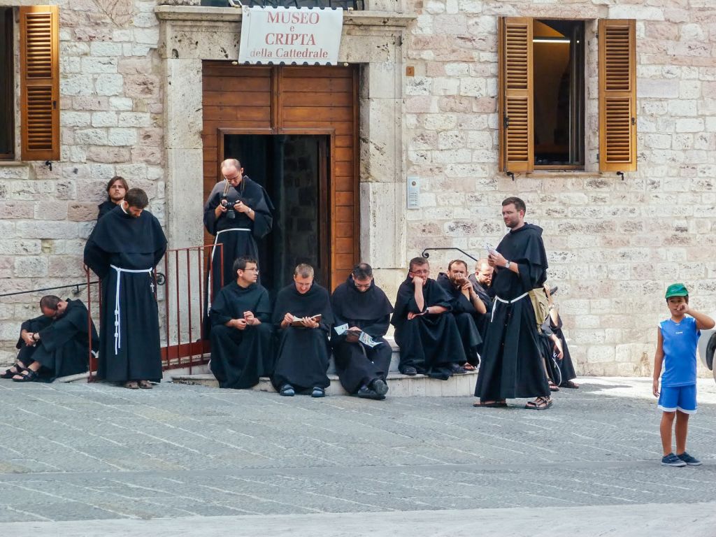 Frati francescani fuori dall'Abbazia ad Assisi