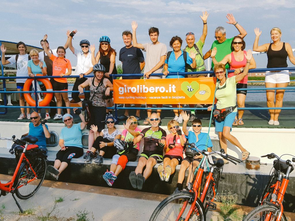 Viaggiatori in posa su una barca con biciclette, tour bici e barca, Olanda.