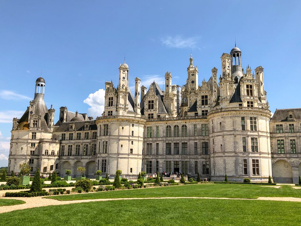 Blick auf das Schloss Chambord, eingebettet in die Natur des Loiretals, Frankreich.
