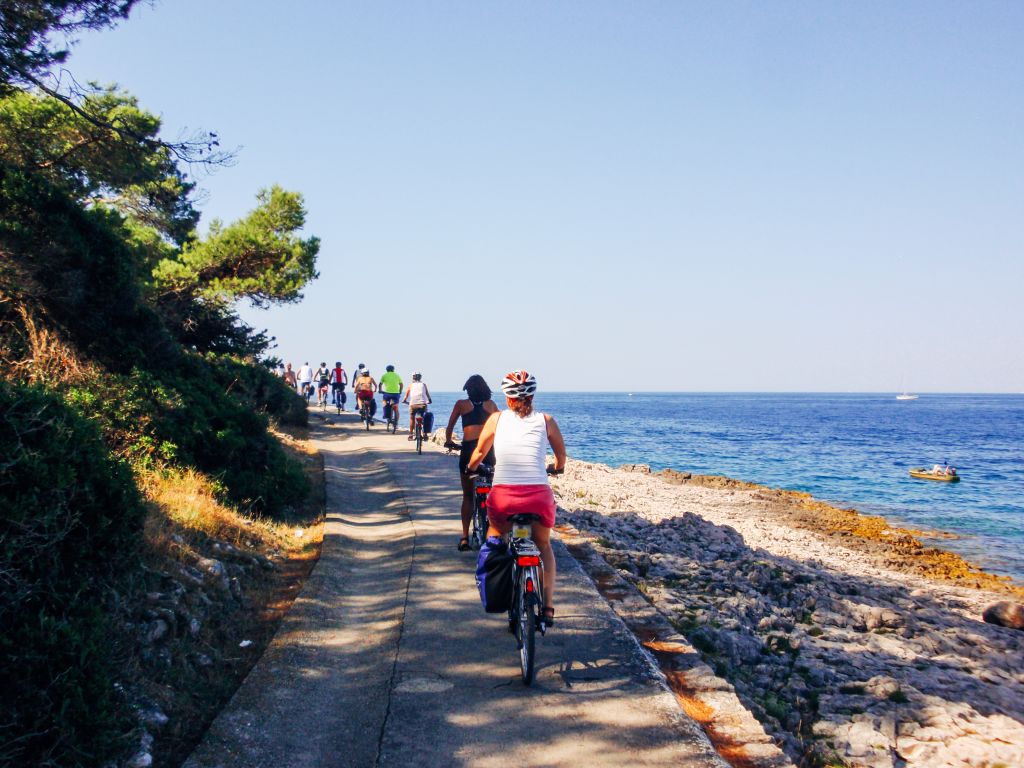 Radwanderer reihten sich auf einem Radweg mit Panoramablick auf die Adria, Dalmatien