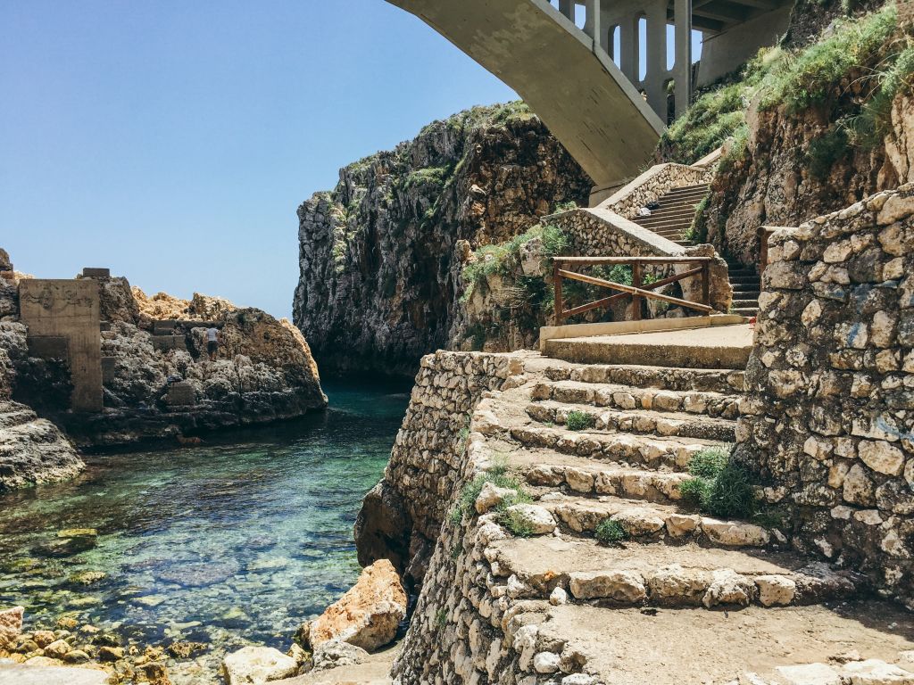 Scalinata storica con vista sul mare nella località di Castro, Salento.