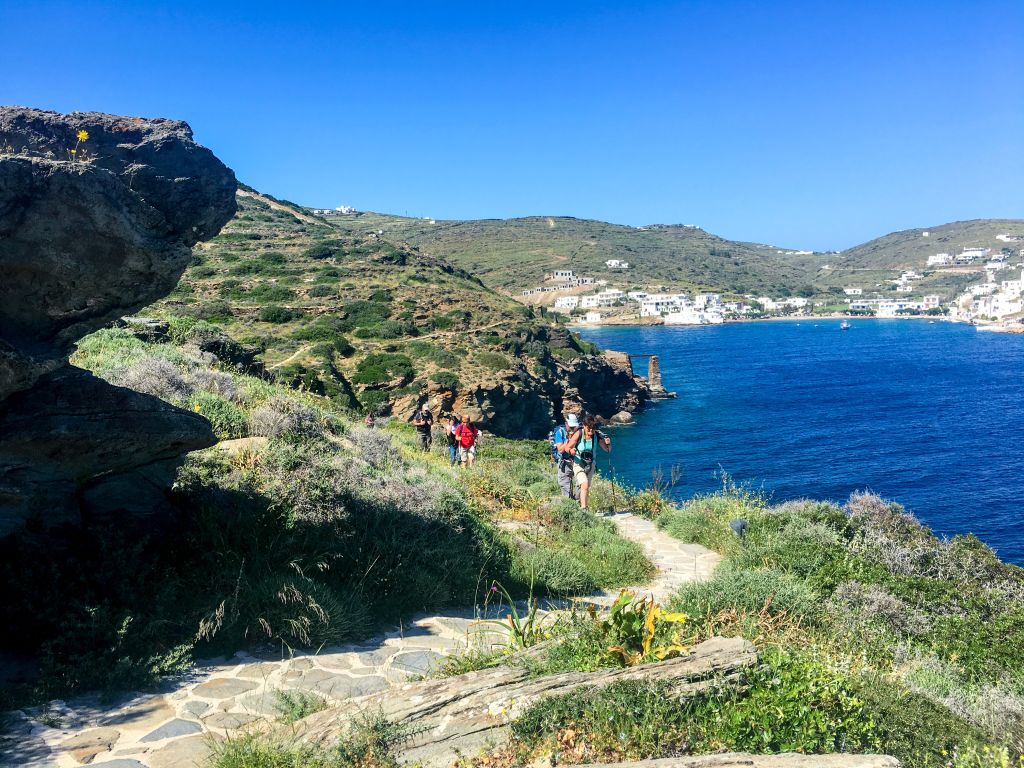 Escursionisti in cammino su sentiero costiero con vista panoramica