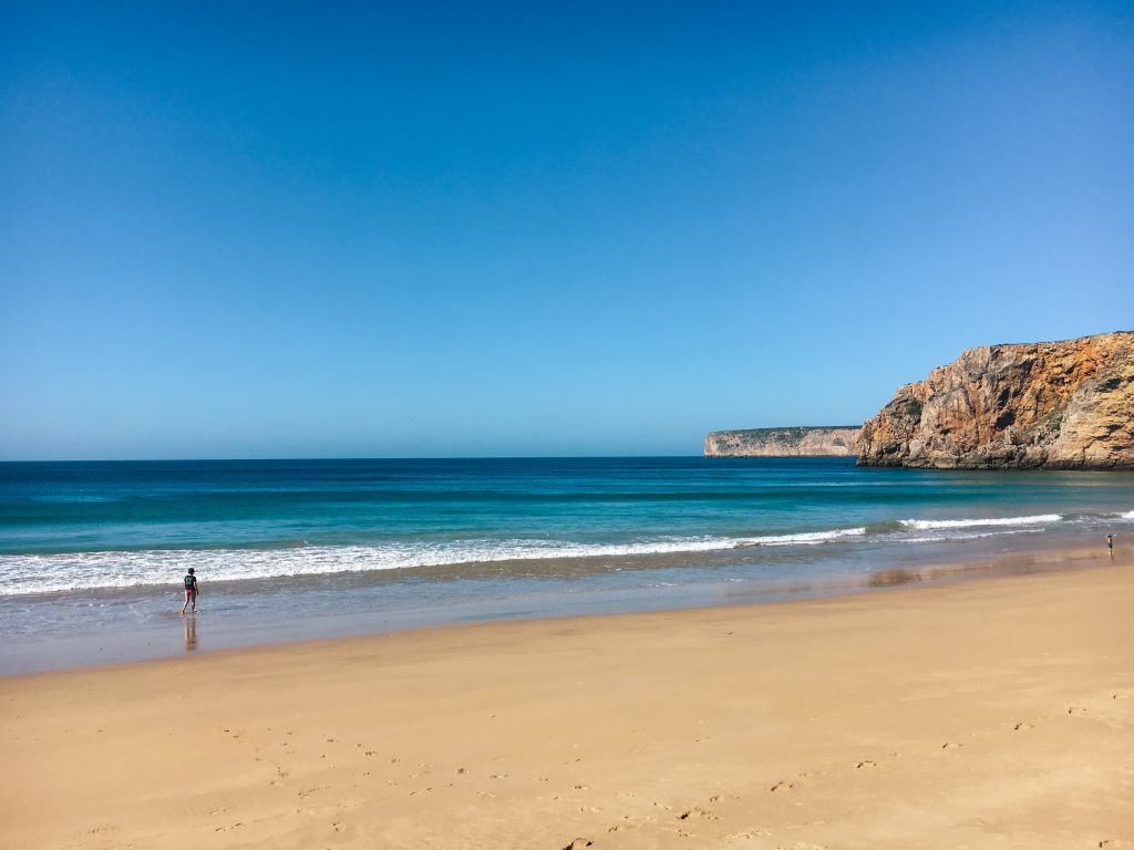 Spiaggia dorata e mare calmo sulla costa dell'Algarve, Portogallo.