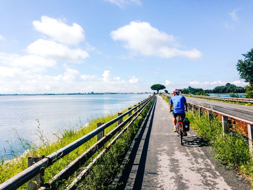 Radfahrer unterwegs mit "Girolibero" auf dem Adriatica-Radweg von Triest nach Porec