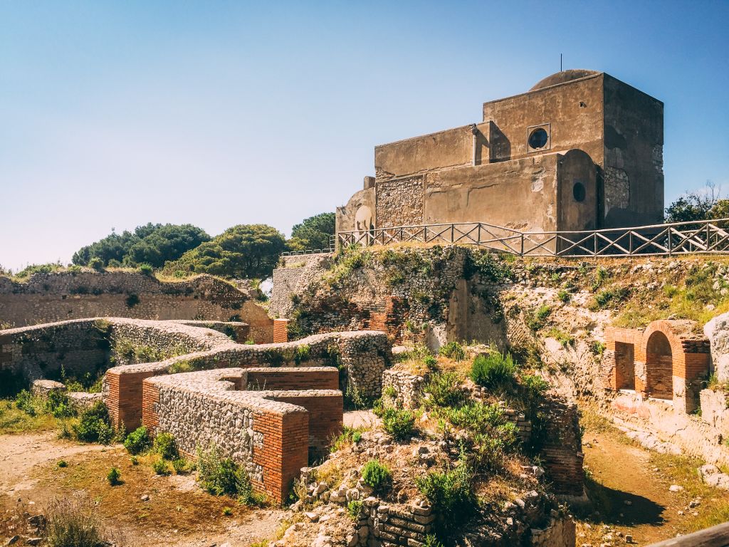 Vista dell'antica Villa Jovis sulle colline di Capri, Italia.
