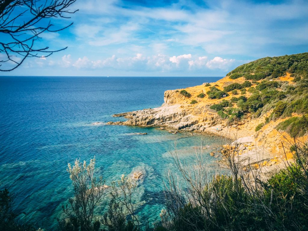 Vista costiera con acque turchesi, costa degli Etruschi, Toscana