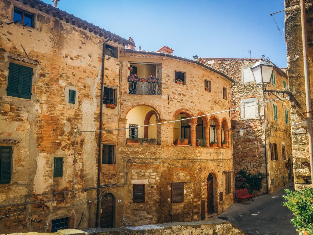 edifici i storici in villaggio in Toscana
