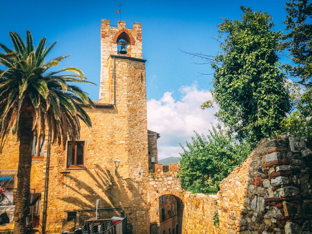 Torre di un edificio religioso medievale, Toscana, trekking sulla Costa degli Etruschi