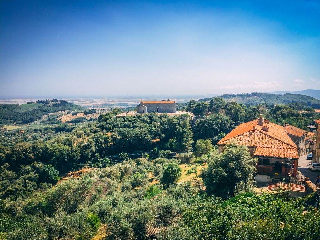 Case tra colline e vigneti, paesaggio toscano