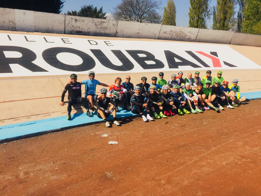 Gruppo di ciclisti in posa prima di un allenamento su pista, velodromo di Roubaix, Francia.