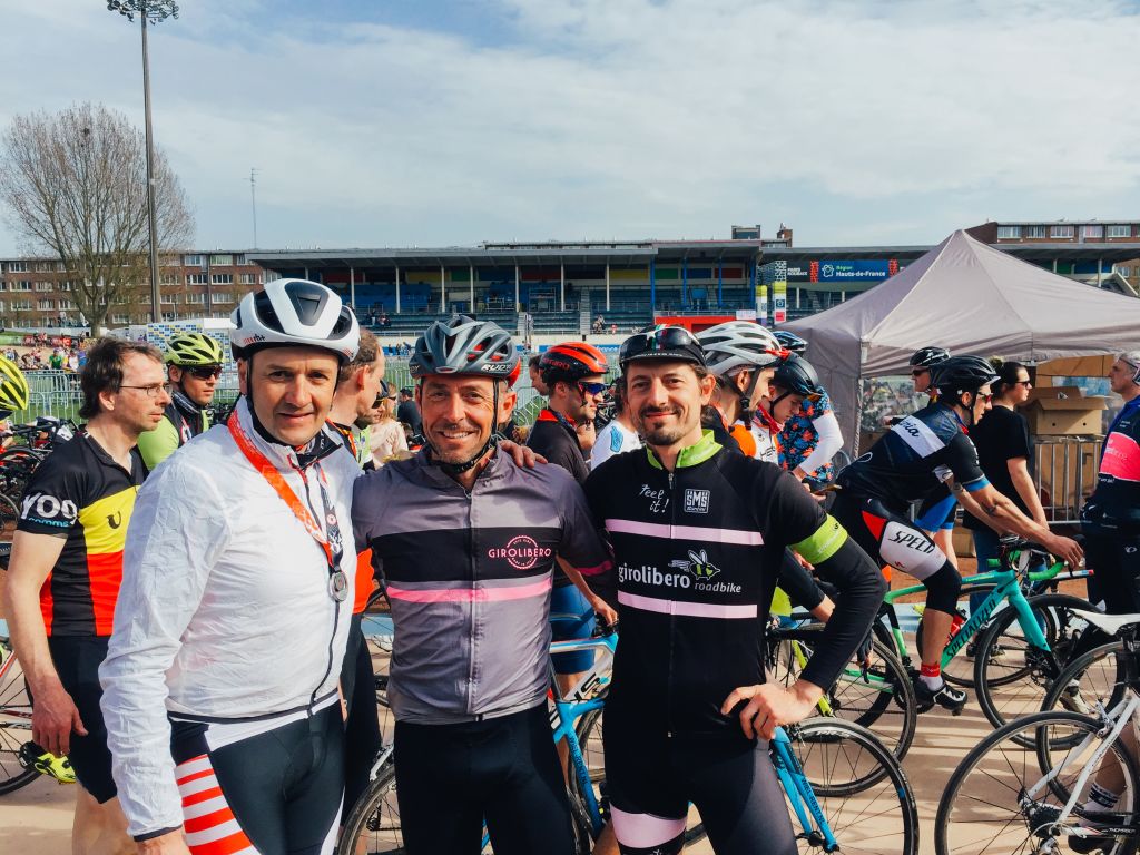 Ciclisti che sorridono dopo la gara, foto di gruppo, Francia