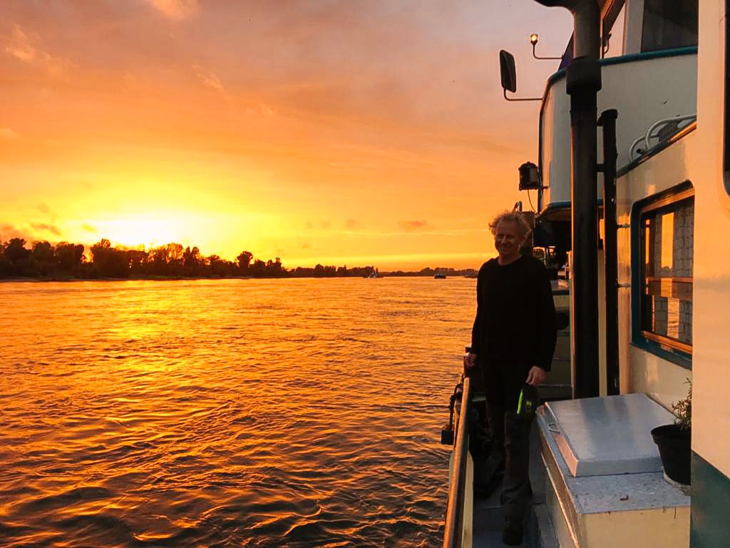 Tramonto sul fiume a Rotterdam, Paesi Bassi, visto da una barca.